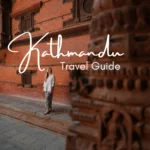 Pinterestowa grafika promująca przewodnik po Katmandu – kobieta stoi przy ozdobnym ceglanym budynku w stylu Newari na terenie Hanuman Dhoka Durbar Square. Na pierwszym planie widoczny jest bogato rzeźbiony drewniany filar, podkreślający tradycyjną architekturę Nepalu.