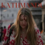 Grafika Pinterest (Pin) Kobieta z długimi blond włosami i czerwonym tiką na czole idzie przez teren świątyni Pashupatinath w Katmandu, ubrana w czerwoną koszulę w białe wzory; w tle widoczne są stupy i światło zachodzącego słońca.