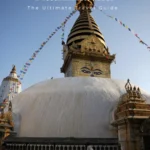Stupa Swayambhunath (Monkey Temple) w Katmandu, Nepal – charakterystyczna biała kopuła z ozdobioną złotem wieżą i oczami Buddy, otoczona modlitewnymi młynkami i flagami. W tle widoczni wierni oraz dzieci wspinające się na ogrodzenie, Grafika Pinterest