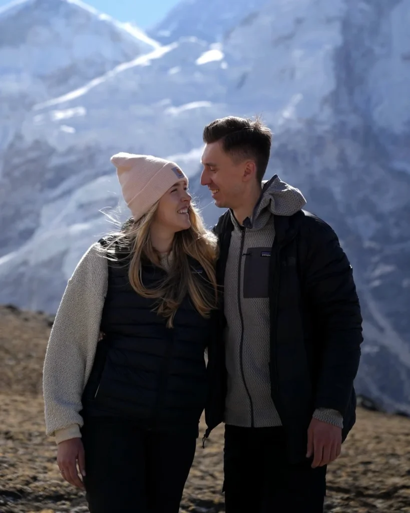 Para podróżników Monika Zielińska (TravelbyMONkey) i Maciej Tomczyk na tle ośnieżonych szczytów Himalajów podczas wycieczki helikopterem w rejon Mount Everest, Nepal