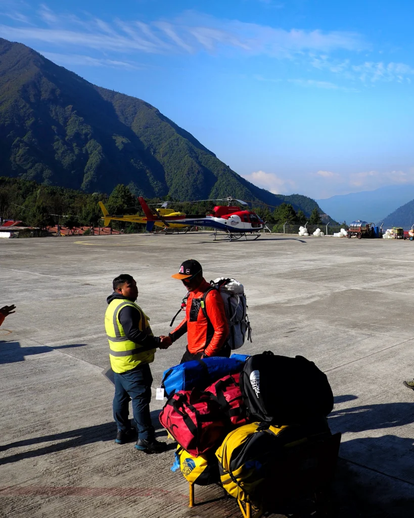 Lotnisko Lukla w Himalajach, Nepal – przygotowania do lotu helikopterem do Everest Base Camp
