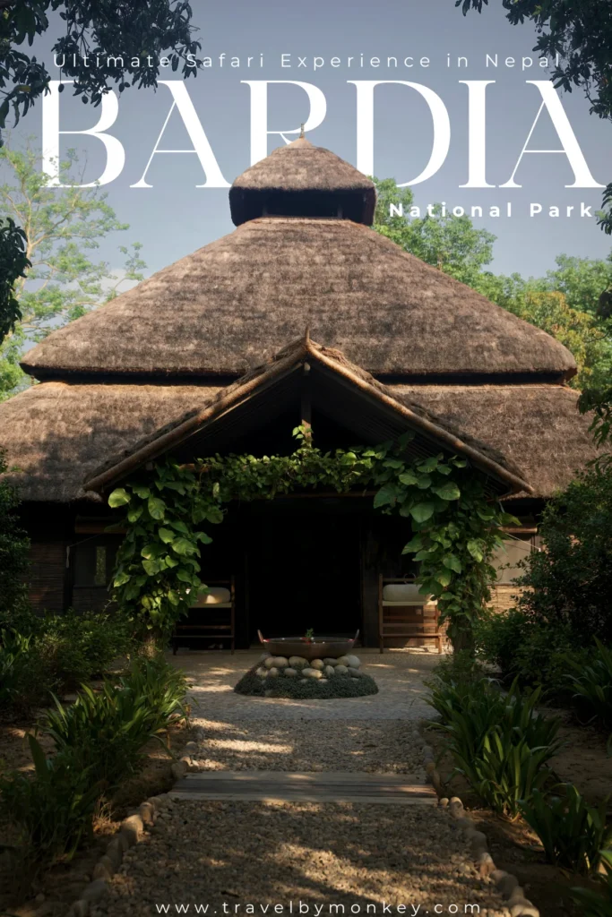 Park Narodowy Bardia czyli Tygrysy w Nepalu - Jak Zorganizować Safari? Luksusowa safari lodge w Parku Narodowym Bardia (Bardiya) w Nepalu Tiger Tops Karnali Lodge z tradycyjnym dachem krytym strzechą, otoczona zielenią dżungli. Idealna baza na safari w poszukiwaniu tygrysów bengalskich