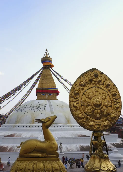 Boudhanath-Stupa-Katmandu-Nepal-Atrakcja-Najwieksza-Stupa-Buddyzm-Kultura-TravelbyMonkey Boudhanath – największa stupa w Nepalu z kolorowymi modlitewnymi flagami i buddyjskimi symbolami przed wejściem