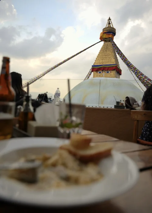 Boudhanath-Stupa-Katmandu-Nepal-RoadHouse-Restaurant-Atrakcje-Zwiedzanie Widok na Stupę Boudhanath z restauracji Roadhouse w Katmandu, Nepal – kolacja o zachodzie słońca