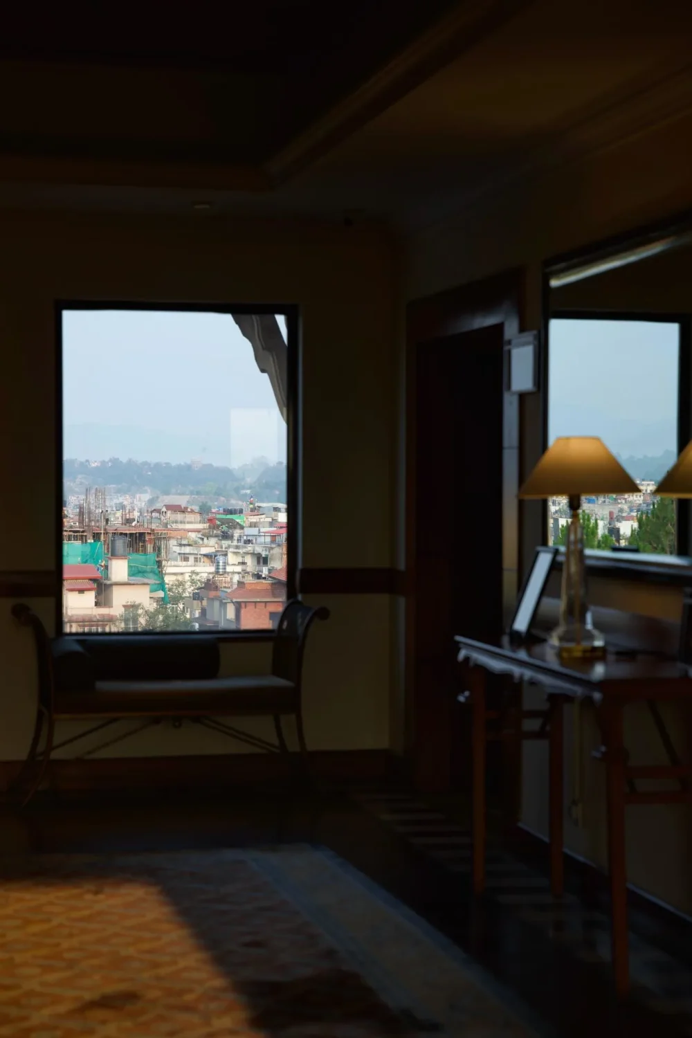Hyatt-Regency Kathmandu-Katmandu Wnętrze hotelu Hyatt Regency z panoramą miasta w tle