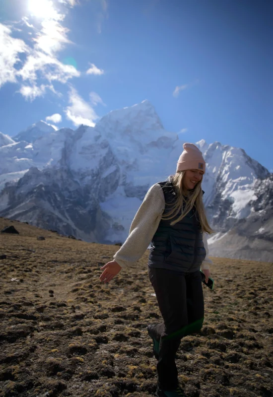 Podróżniczka na punkcie widokowym Kala Patthar w Himalajach z panoramą Mount Everest, Lhotse i Nuptse w tle, Nepal