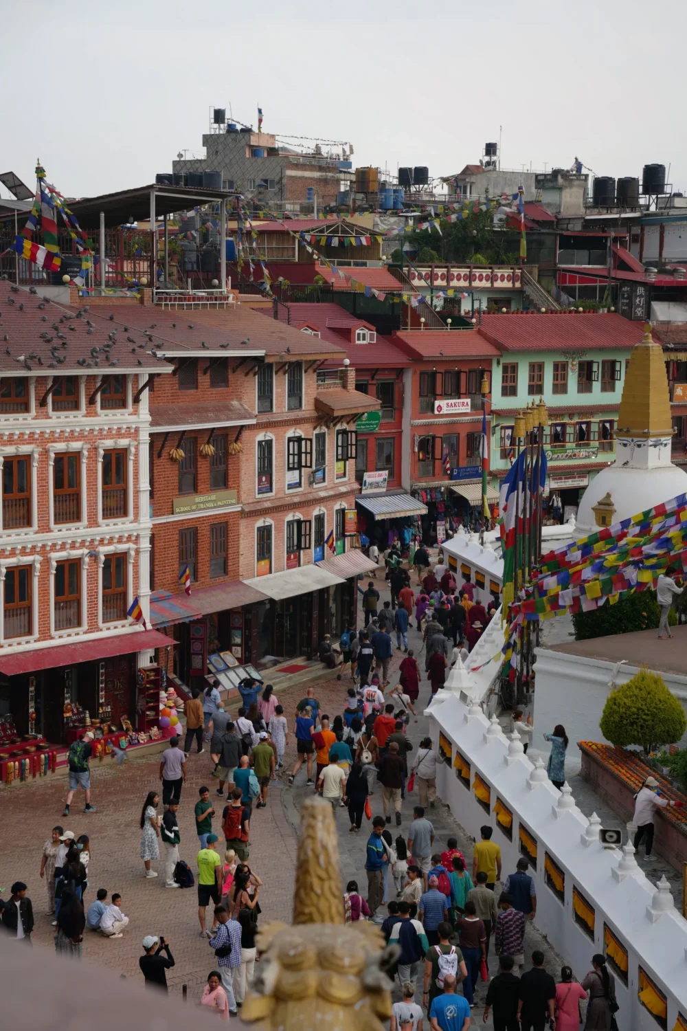 Katmandu-Boudhanath-Stupa-Nepal Tłumy pielgrzymów i turystów wokół Stupy Boudhanath w Katmandu – kolorowe domy i flagi modlitewne tworzą wyjątkowy klimat