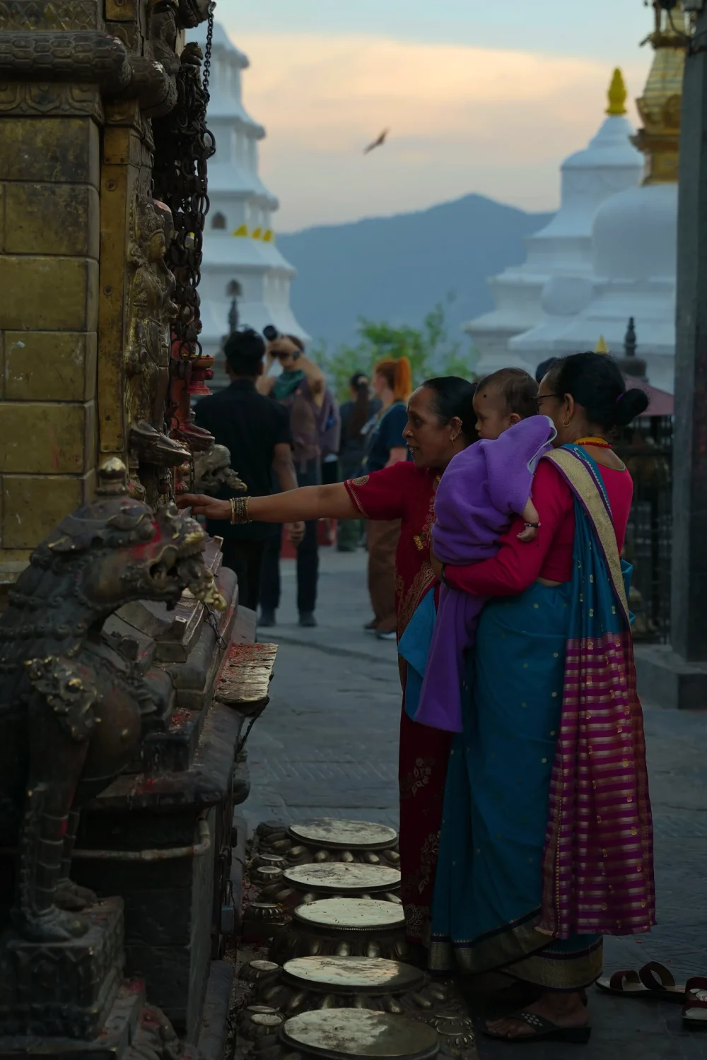 Katmandu-Swoyambhu-Mahachaitya-Swiatynia-malp-kultura-historia-legendy-przewodnik Rytuał w Swayambhunath – lokalne mieszkanki w sari modlące się przy buddyjskiej świątyni w Katmandu”