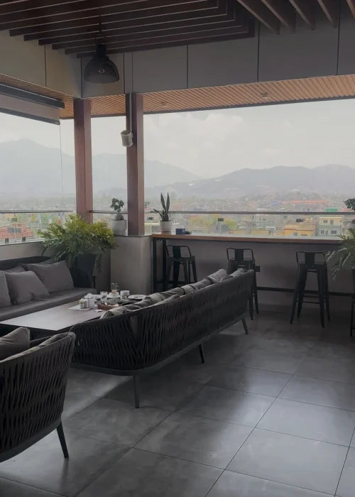 Mila-Hotel-Katmandu-Story-Rooftop-Bar-Nepa-Gdzie-Spac-Nocleg Stylowy taras widokowy w hotelu Mila w Katmandu – idealne miejsce na poranną kawę
