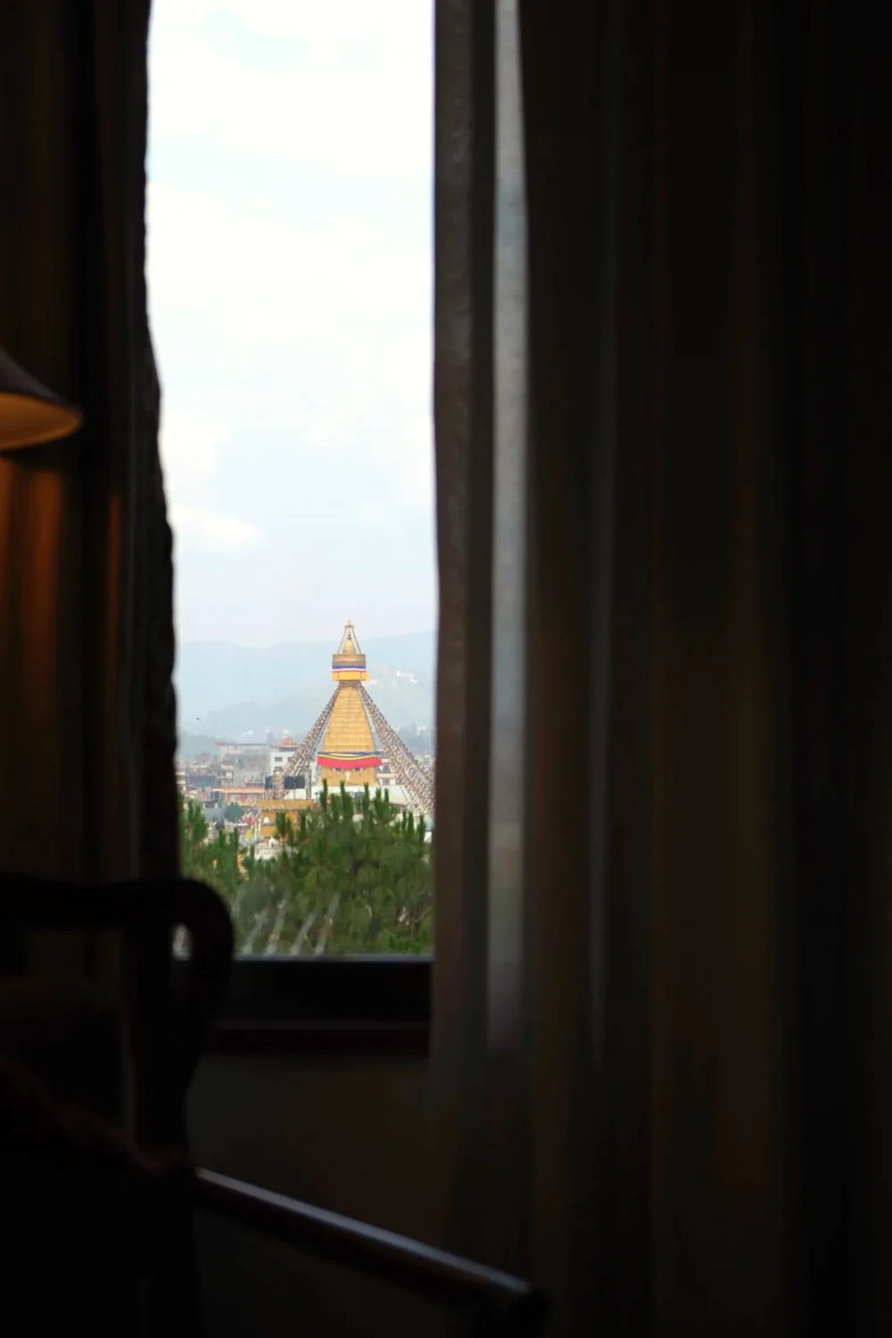 Nocleg-Nepal-Katmandu-Hyatt-Regency Kathmandu-luksusowy-hotel Stupa Boudhanath o poranku, widziana przez okno luksusowego pokoju w Katmandu