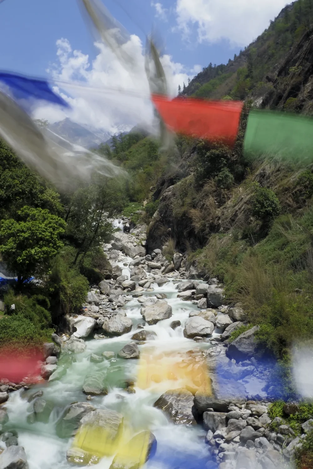 flagi-buddyjskie-most-wiszacy-himalaje-dzien-2-plan-trekking-langtang-valley-nepal flagi-buddyjskie-most-wiszacy-himalaje-dzien-2-plan-trekking-langtang-valley-nepal
