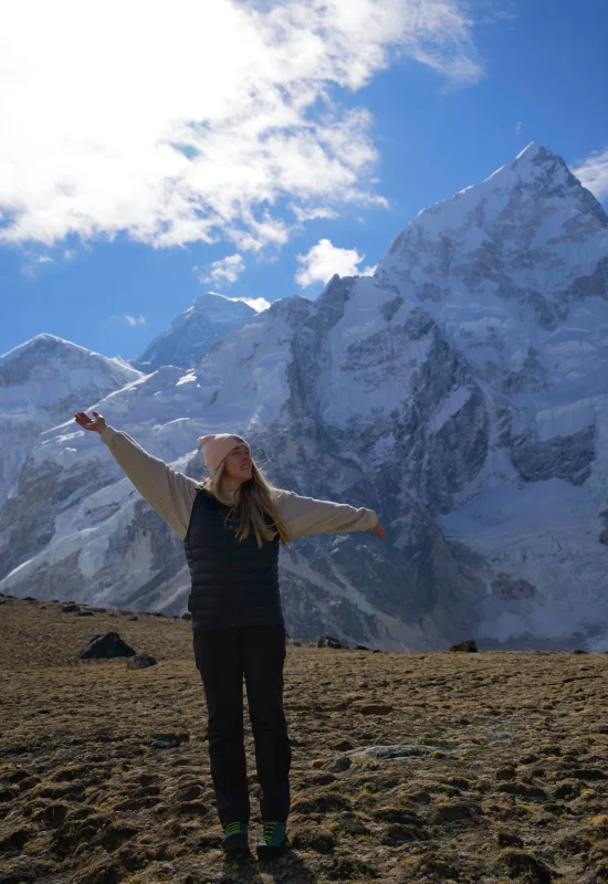 Podróżniczka na punkcie widokowym Kala Patthar w Himalajach z panoramą Mount Everest, Lhotse i Nuptse, Nepal
