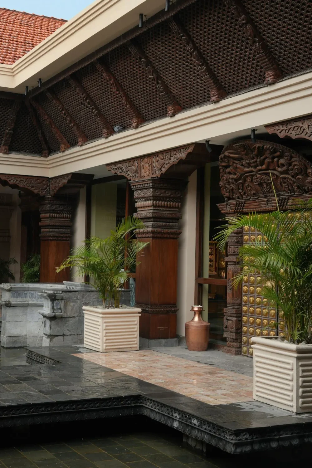 luksusowy-hotel-Katmandu-Hyatt-Regency Kathmandu Dziedziniec hotelu Hyatt Regency Kathmandu z rzeźbionymi drewnianymi kolumnami