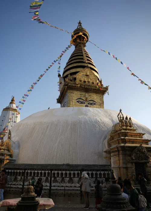 monkey-temple-katmandu-swiatynia-malp-legenda-Swoyambhu-Mahachaity-nepal-zabytki-zwiedzanie-atrakcje-przewodnik-travelbymonkey Swayambhunath Mahachaitya Monkey Temple w Katmandu – święta stupa w Nepalu otoczona młynkami modlitewnymi i odwiedzana przez pielgrzymów
